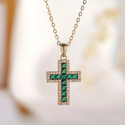 Solene Smeraldo Cross Pendant Collana | Oro