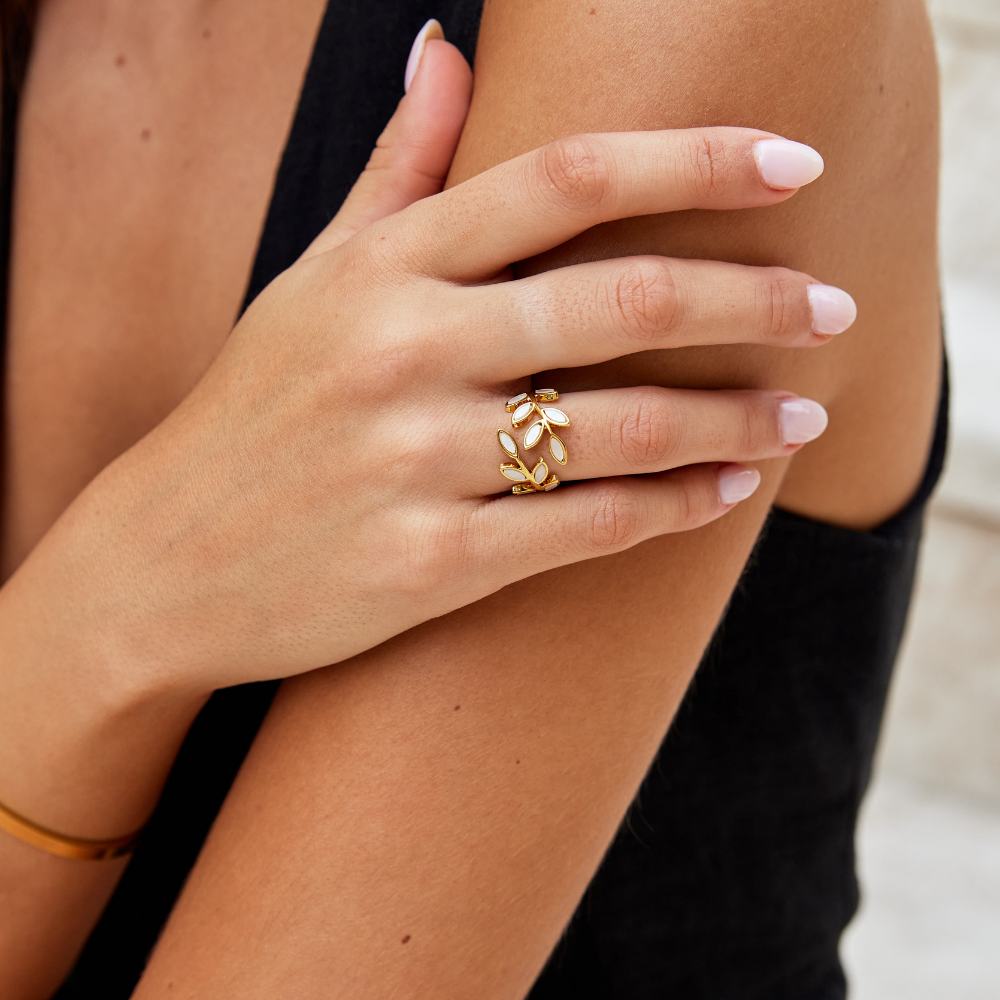 Oro Leaf Motif Anello