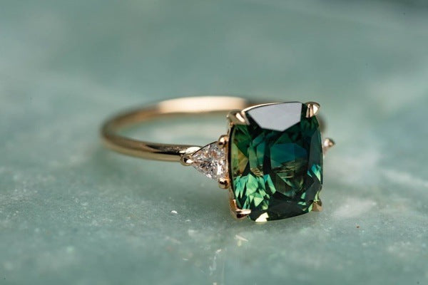 Oro Smeraldo Solitaire Anello