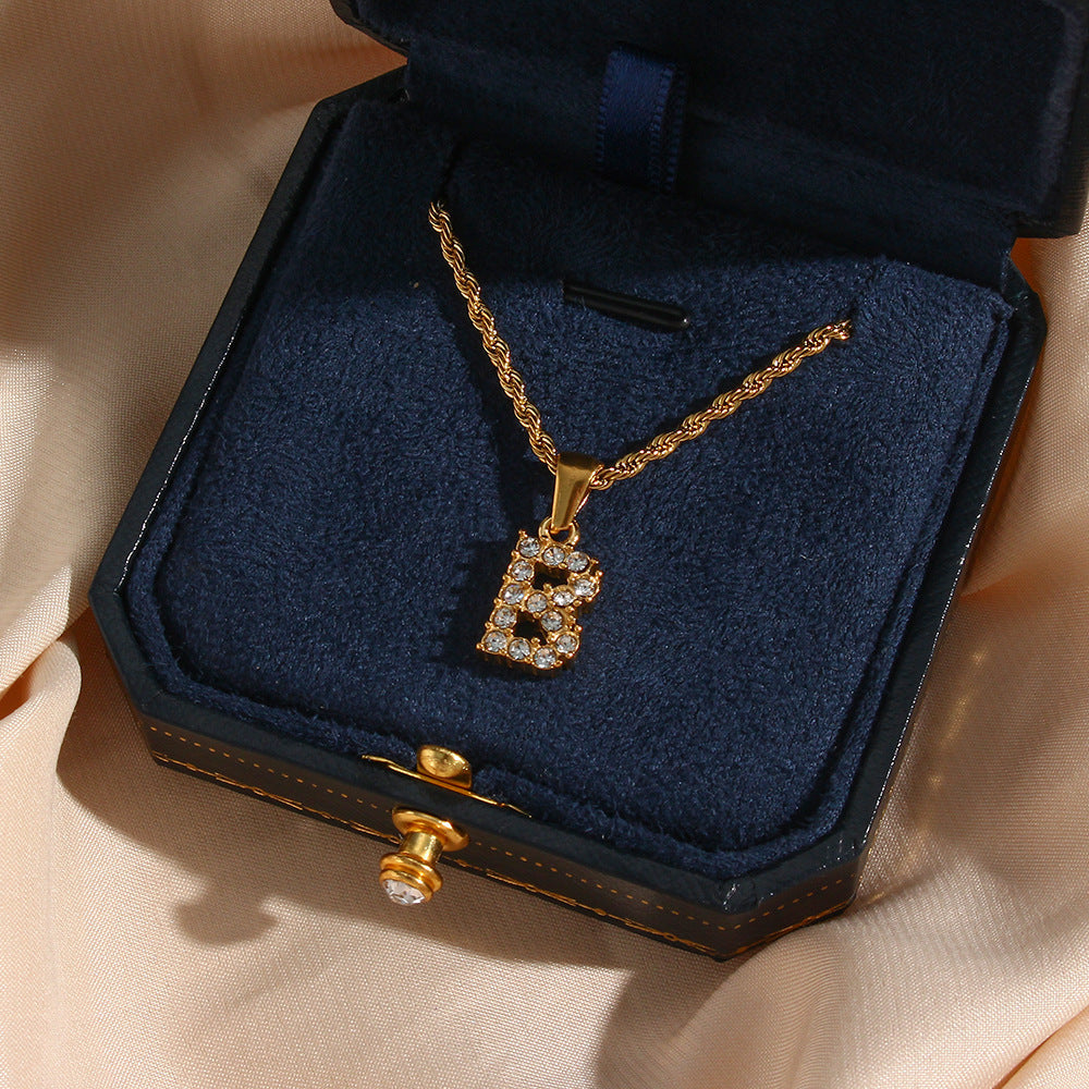 Maeve Letter Initial Diamante Collana