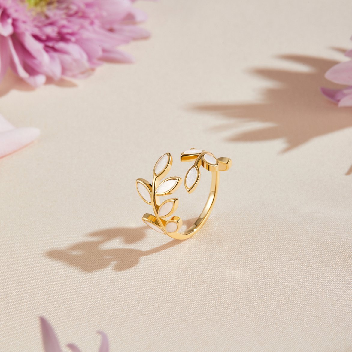 Oro Leaf Motif Anello